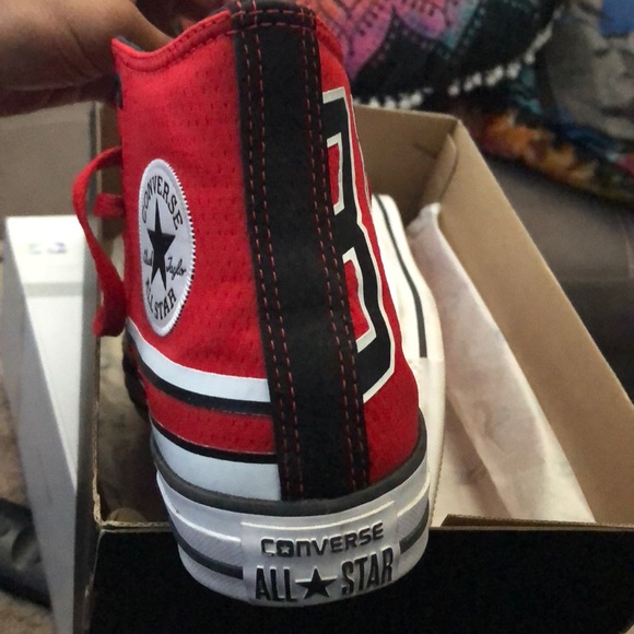 Converse Chicago Bulls Men’s 7/Women’s 9 - Picture 3 of 5